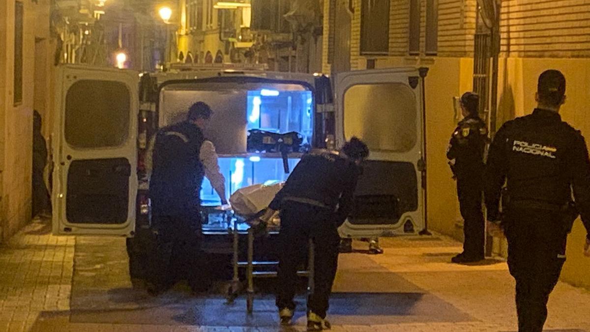 Levantamiento del cadáver de Mariana en la calle Boggiero de Zaragoza, la madrugada del 4 de mayo de 2024.