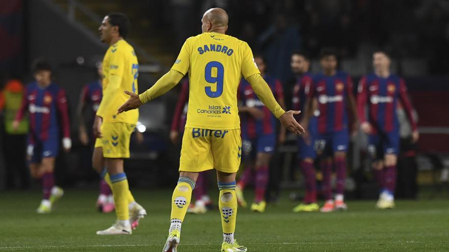 La UD, con diez, besa la lona con dignidad ante un Barça terrenal (1-0)