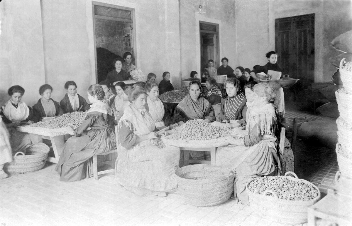 Imagen histórica de archivo de la fábrica jijonenca en el proceso de elaboración del turrón.