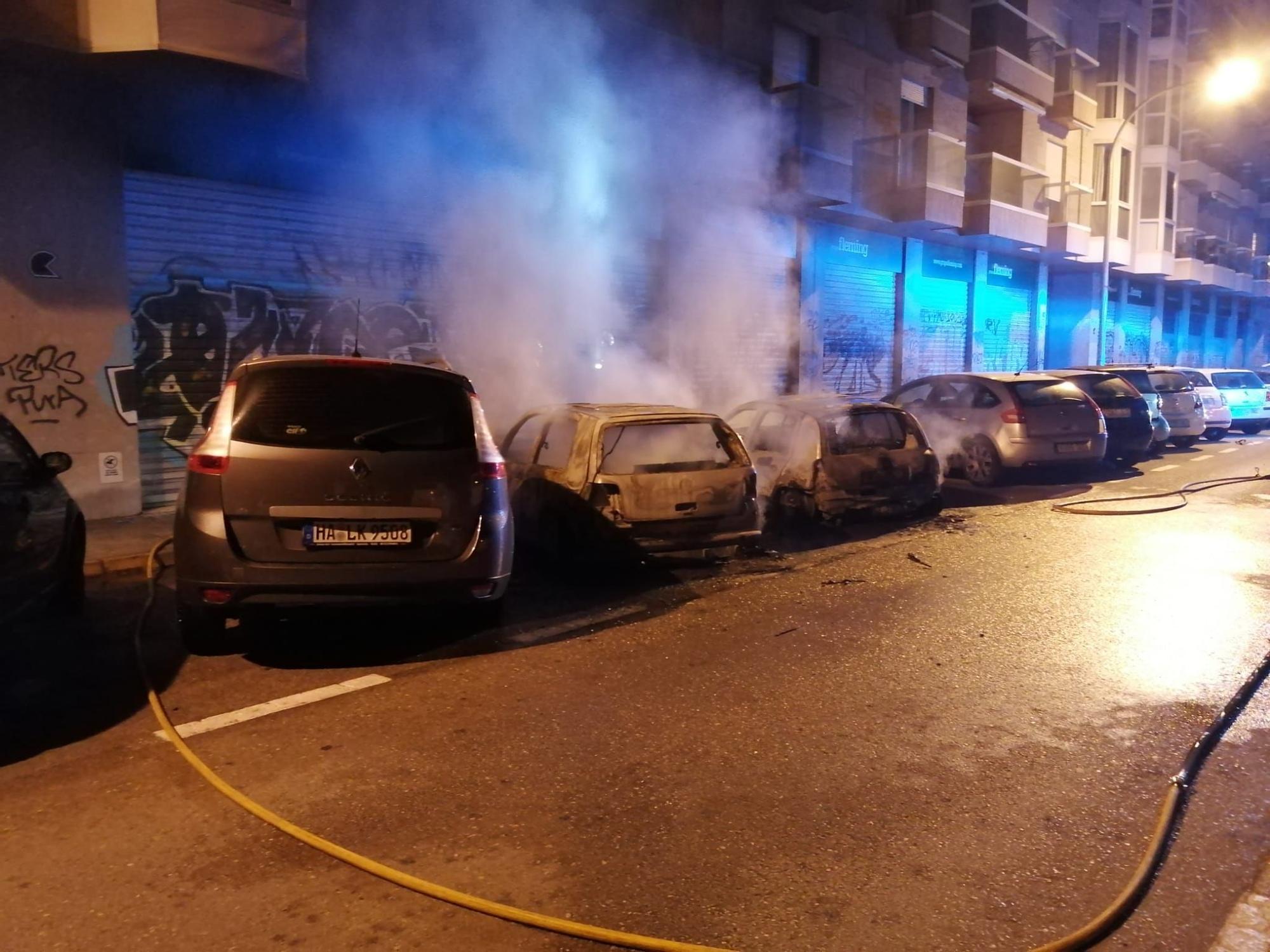 Un incendio destruye tres coches y causa daños en un edificio de Palma