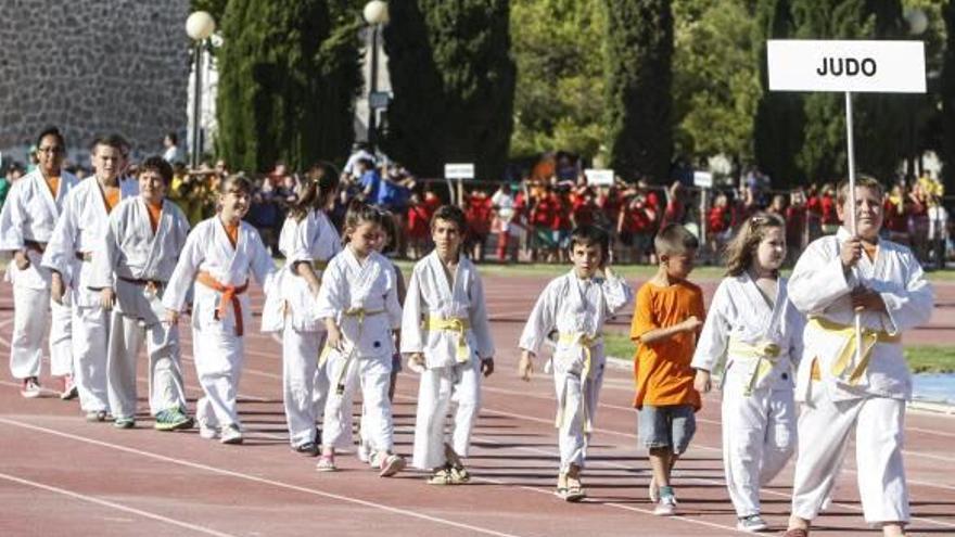 Padres y otros familiares suelen acompañar a sus hijos a las actividades deportivas. En la imagen, alumnos de las escuelas de Alicante.