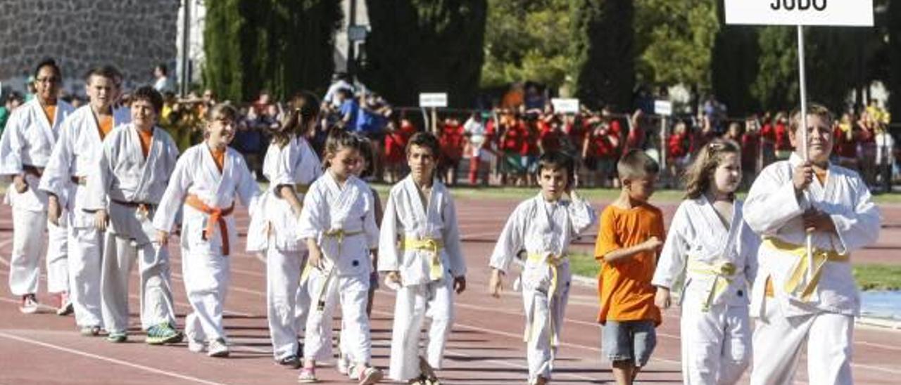 Padres y otros familiares suelen acompañar a sus hijos a las actividades deportivas. En la imagen, alumnos de las escuelas de Alicante.