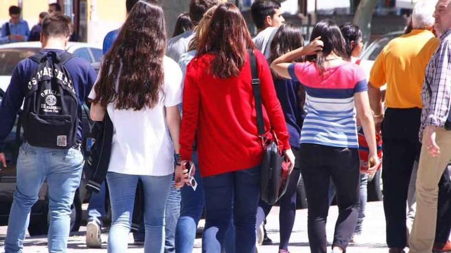 Un grupo de adolescentes a la salida de clase.