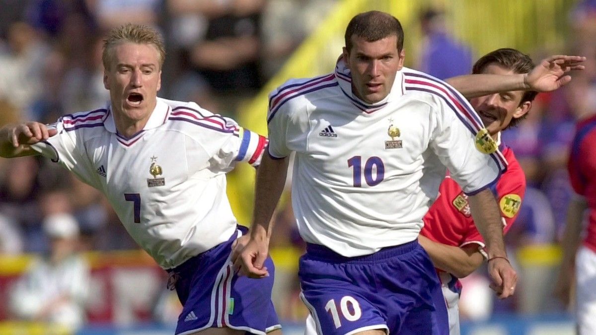 Didier Deschamps y Zinedine Zidane en un partido de la selección francesa del 2000