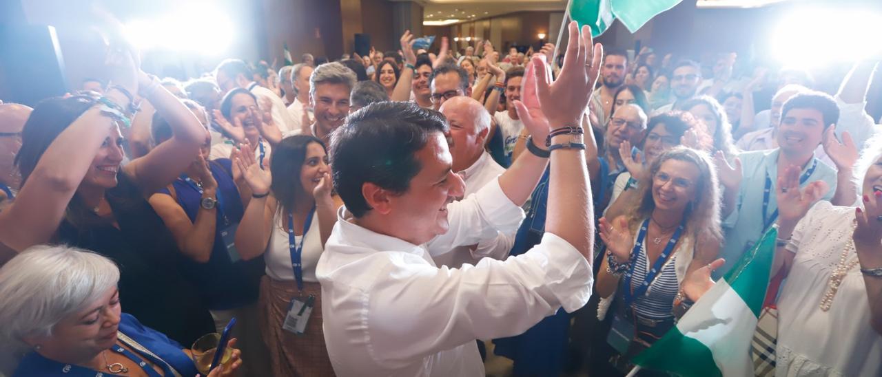 El alcalde José María Bellido celebra la victoria del PP en las elecciones andaluzas.