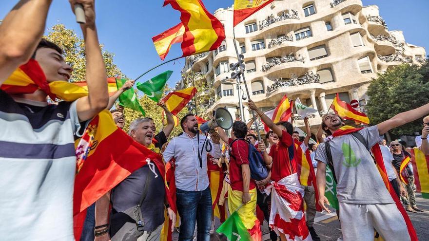 Un millar de personas se manifiestan en Barcelona contra las &quot;concesiones&quot; al independentismo