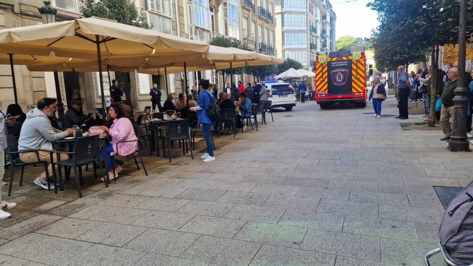 Alarma en Vilagarcía tras una explosión y un incendio en el bajo de un edificio