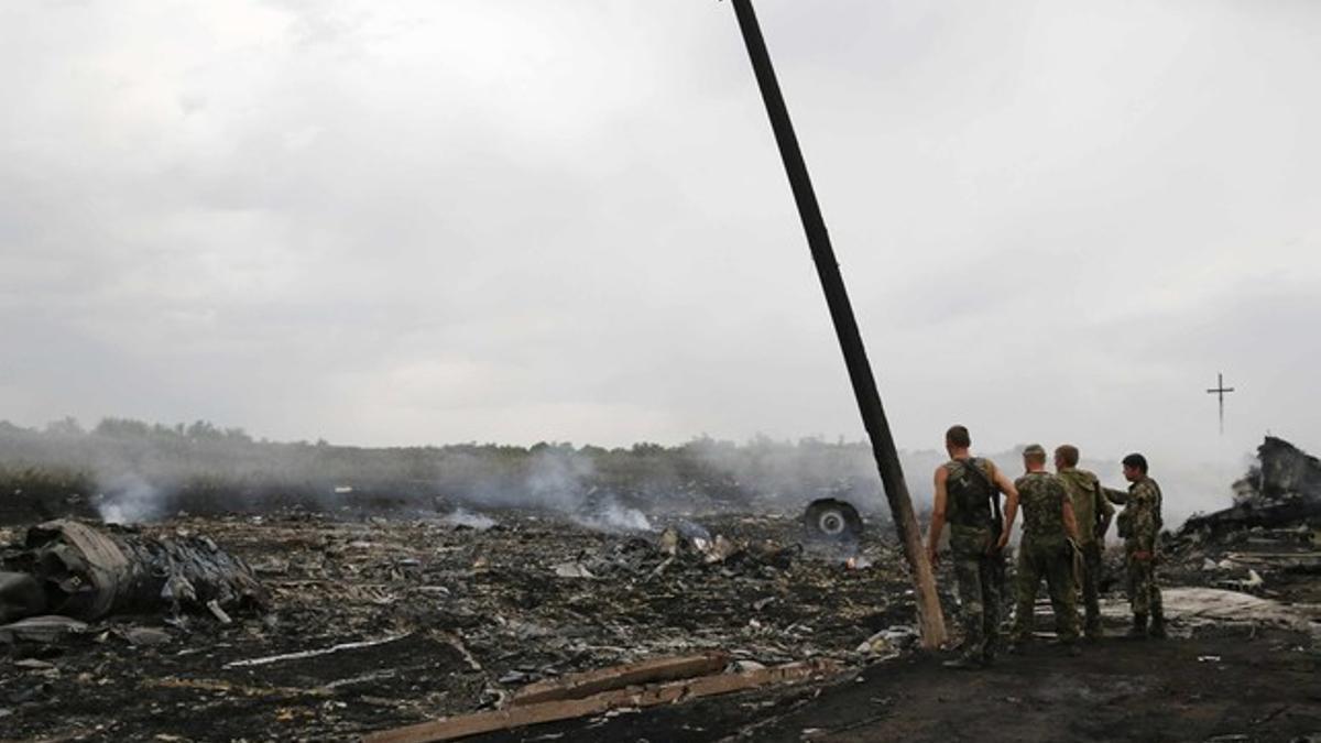 Separatistas prorrusos inspeccionan el lugar del desastre, en Grabovo, en la región de Donetsk, el jueves.
