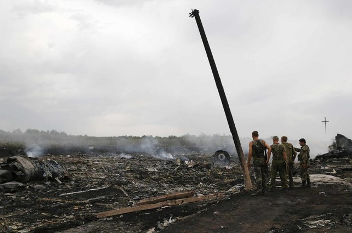 Separatistes prorussos inspeccionen el lloc del desastre, a Grabovo, a la regió de Donetsk, dijous. Separatistes prorussos inspeccionen el lloc del desastre, a Grabovo, a la regió de Donetsk, dijous.