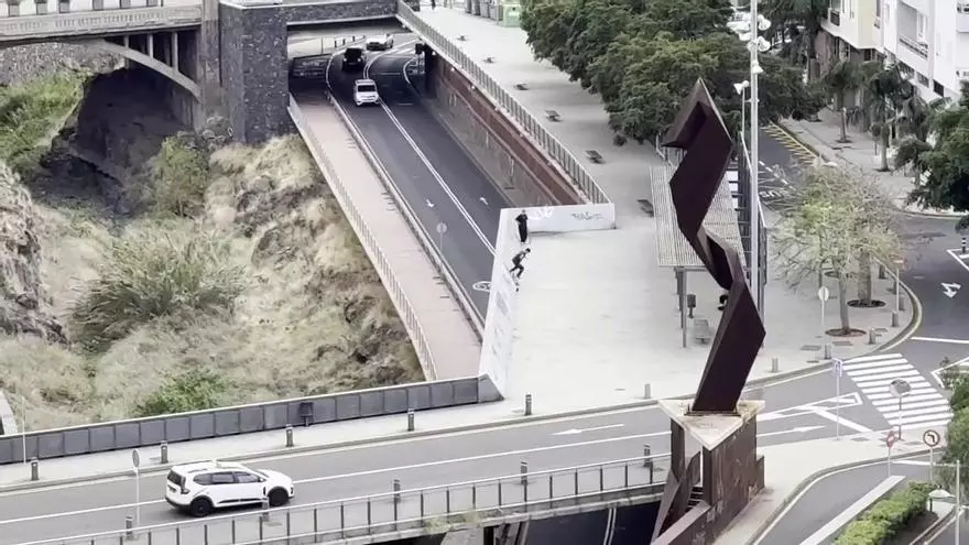 Skateboard al borde de un barranco: un grupo de jóvenes arriesga su vida usando su skate en una zona prohibida de Santa Cruz
