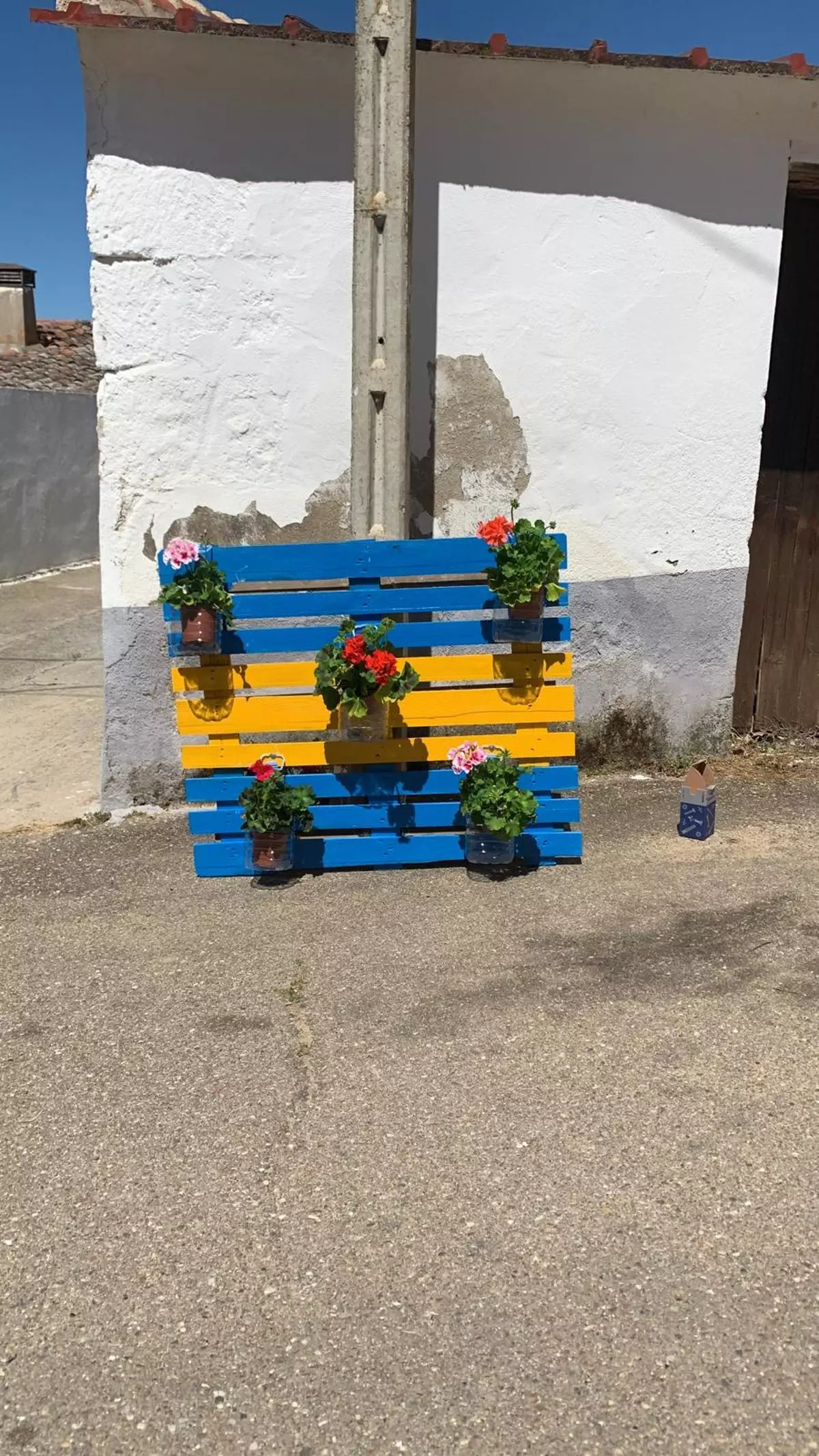 El Piñero recicla palés y garrafas de plástico para construir su nuevo jardín urbano