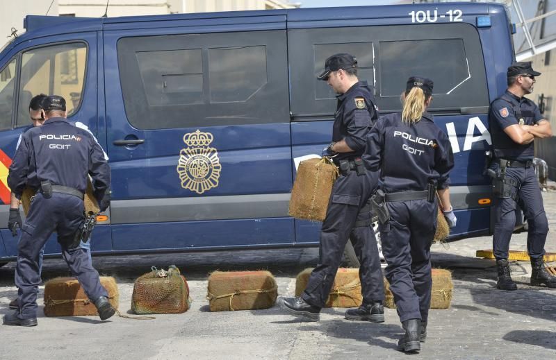 23/10/2018 LAS PALMAS DE GRAN CANARIA. Llegada a la Base Naval del barco remolcador Breath cargado con 1400kg de cocaína que ha sido apresado en aguas próximas a Canarias.  FOTO: J. PÉREZ CURBELO  | 23/10/2018 | Fotógrafo: José Pérez Curbelo