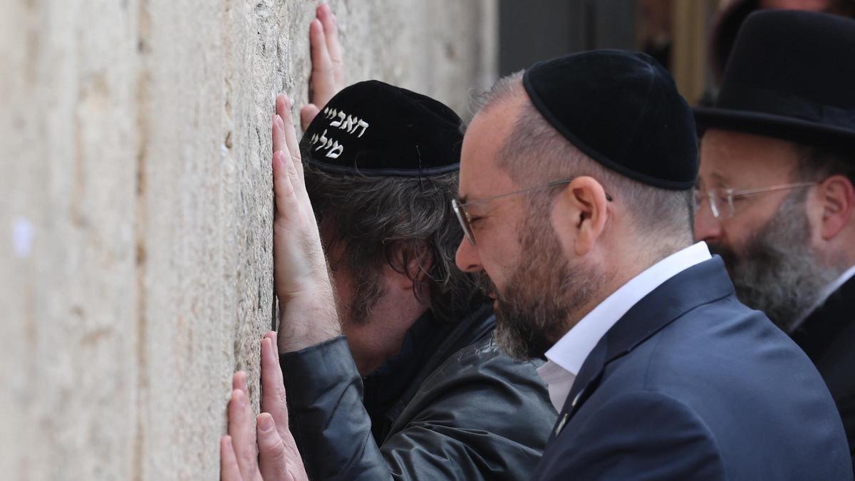 El presidente argentino Javier Milei visita el Muro de las Lamentaciones en la Ciudad Vieja de Jerusalén, este domingo