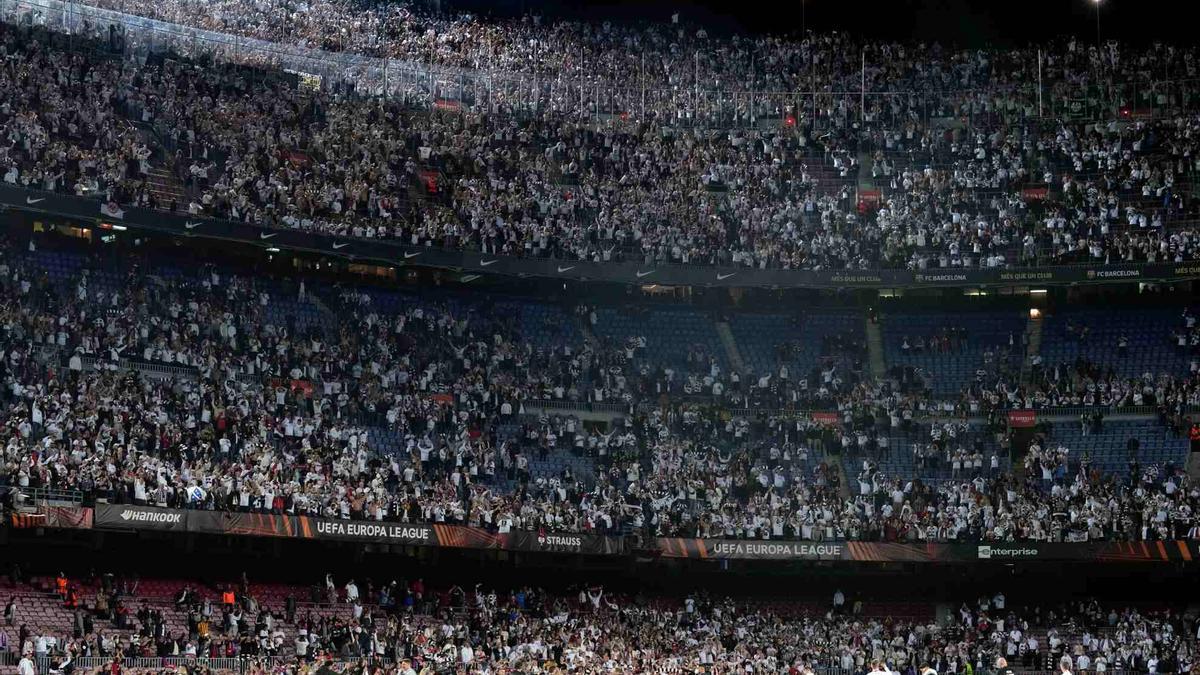 La afición del Eintracht en el Camp Nou en 2022