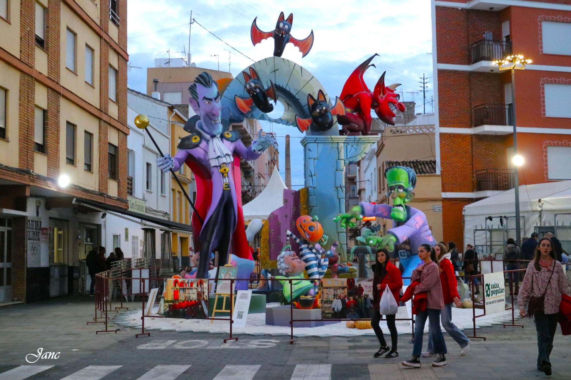 Así lucen (bajo la lluvia) las fallas de Oliva