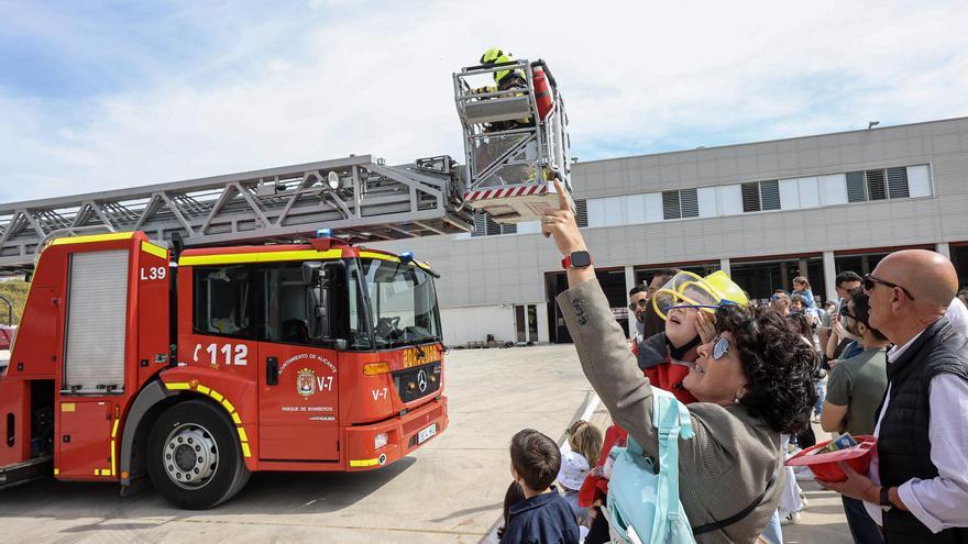 Simulacros y exhibiciones en la celebración del patrón de los bomberos de Alicante
