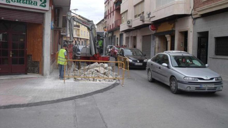 Trabajos del derribo parcial de las aceras para que puedan desfilar las escuadras.