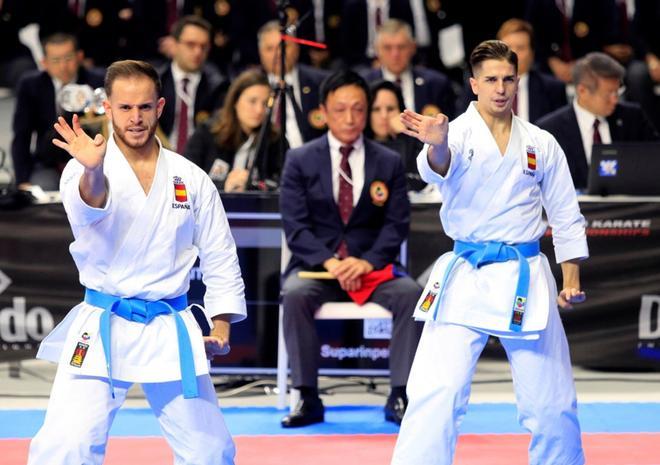 El equipo masculino español que compite en la modalidad de kata por equipos durante el mundial de kárate, esta mañana en el Wizink Center de Madrid.