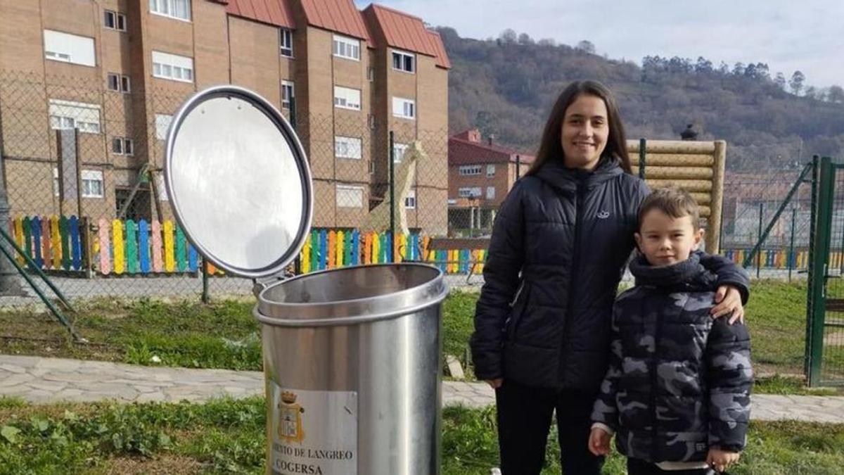 Elisa Iglesias, en la imagen junto a su sobrino Miguel Hernández, fue una de las vecinas que trató de ayudar a la mujer.