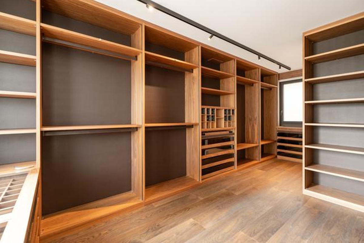 La vivienda, construida en 1970, ha sido reformada y redecorada con una inversión superior a dos millones para asegurar el máximo confort. En la imagen, el vestidor masculino.