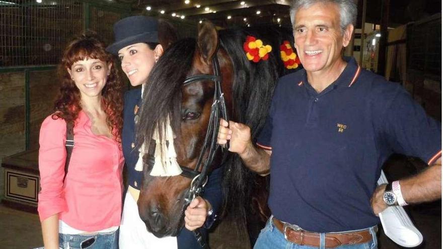 El zamorano, junto a sus dos hijas Ana y Marta, con uno de los caballos del rancho.