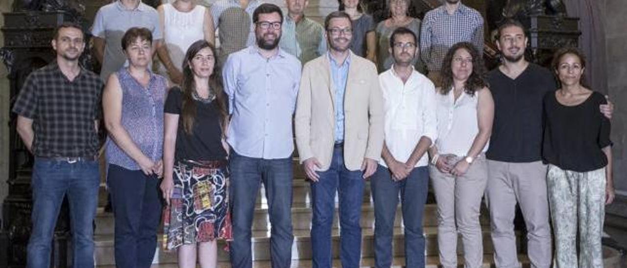 Foto de grupo en el vestíbulo de Cort del actual equipo de gobierno municipal, formado por el PSOE, Més per Palma y Som Palma.