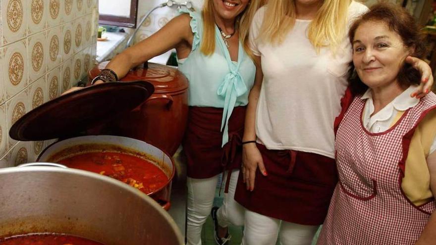 Las hermanas Ana y María José Montes, artífices de la fabada, junto a su madre, María Milagros Montes.