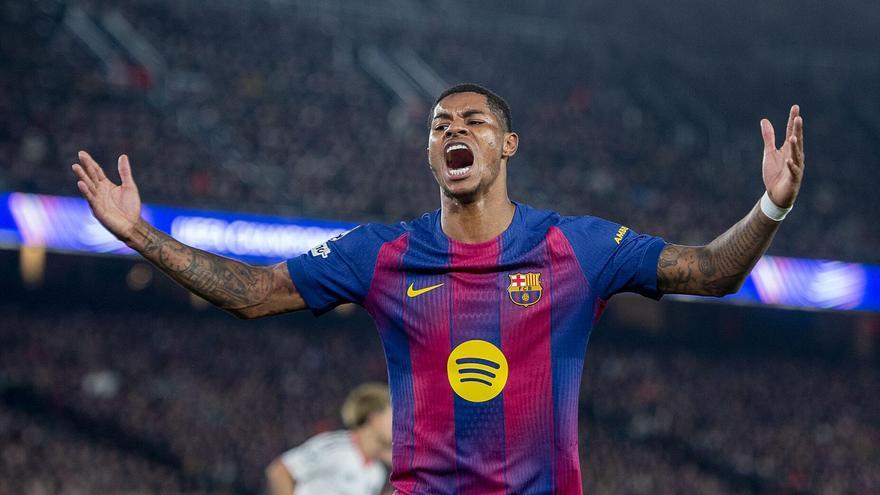 Marcus Rashford protesta durante el partido frente al Eintracht Frankfurt en el Camp Nou en la última jornada de la Champions.
