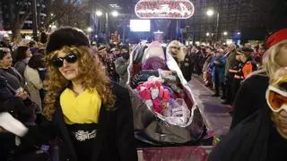 Gijón despide un Antroxu multitudinario con desfile fúnebre y tamborrada