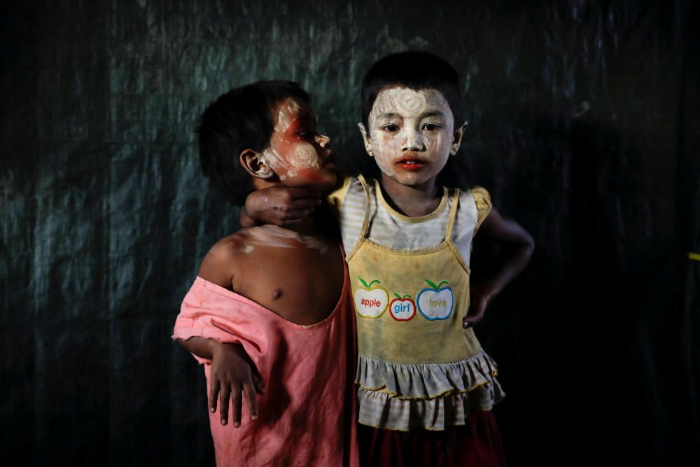 Rohingya refugee sisters Our Kaida (R) and ...