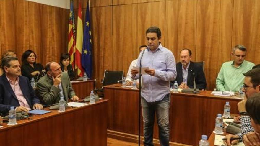 Javier Gracia promete el cargo de edil al inicio del pleno.