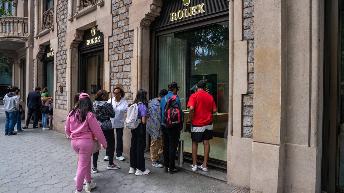 Turistas en la tienda de Rolex del paseo de Gràcia.