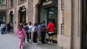 Turistas en la tienda de Rolex del paseo de Gràcia.