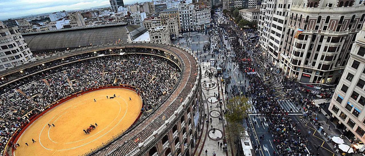 Imagen aérea de la plaza de toros de València en un festejo por el 9 d’Octubre de 2018.  | JOSÉ JORDÁN