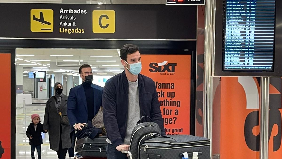 Sergio Rico, en su llegada al aeropuerto