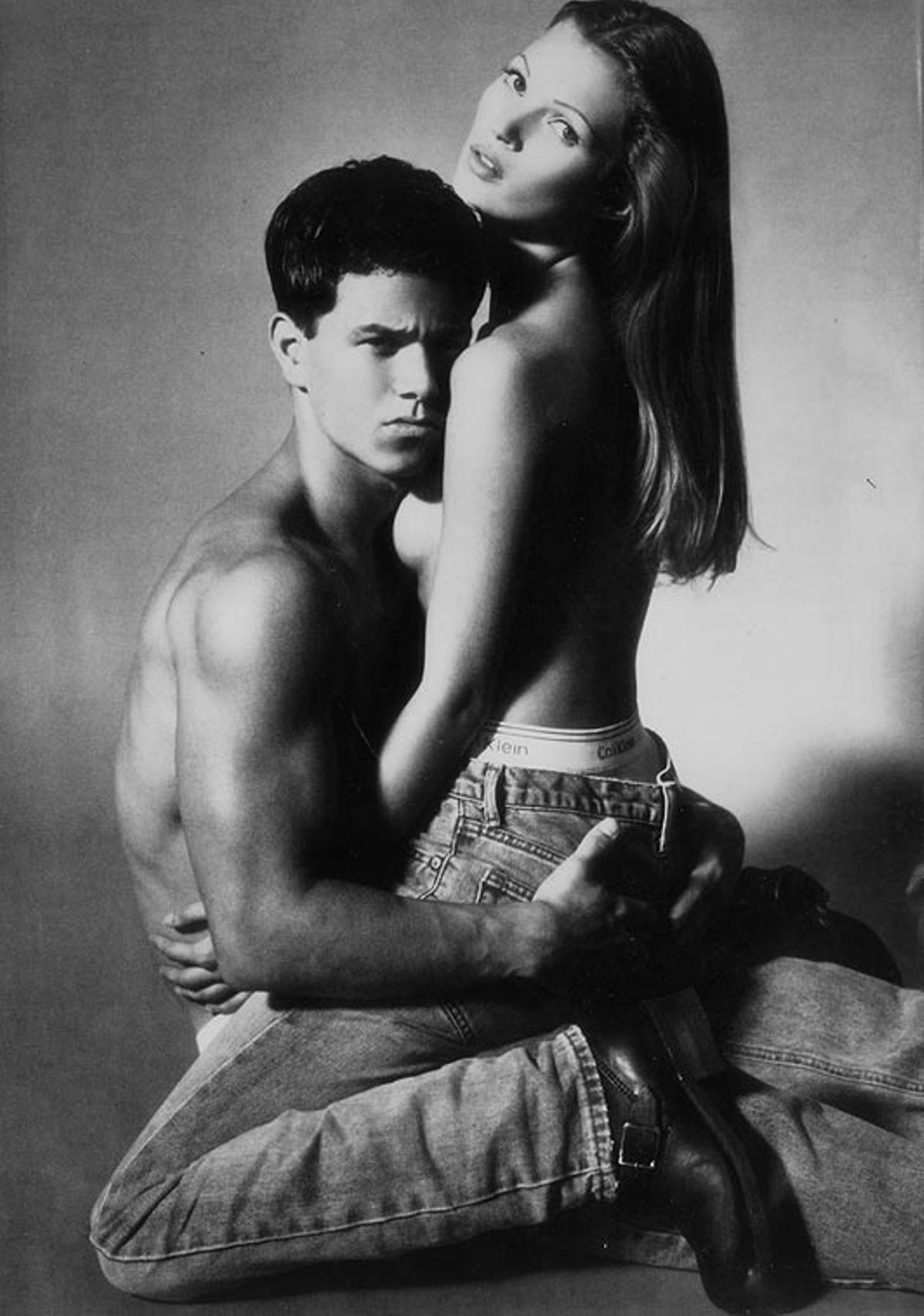 KATE x CALVIN KLEIN. Tenía 17 años, en 1992, cuando protagonizó esta campaña para Calvin Klein junto al rapero Mark Wahlberg. Con el tiempo, renegó: "sentí miedo de posar en toplés", dijo. KATE x CALVIN KLEIN. Tenía 17 años, en 1992, cuando protagonizó esta campaña para Calvin Klein junto al rapero Mark Wahlberg. Con el tiempo, renegó: "sentí miedo de posar en toplés", dijo.