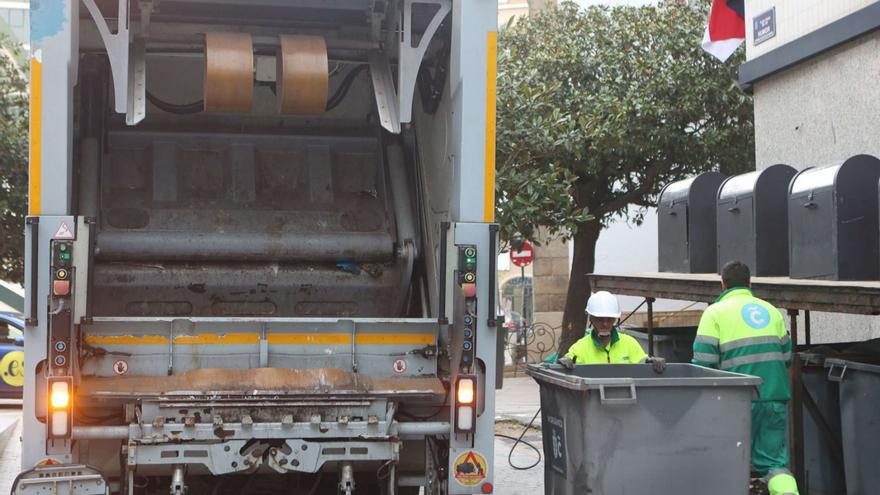 Trabajadores del servicio de recogida de residuos en la plaza del Humor. | Iago López