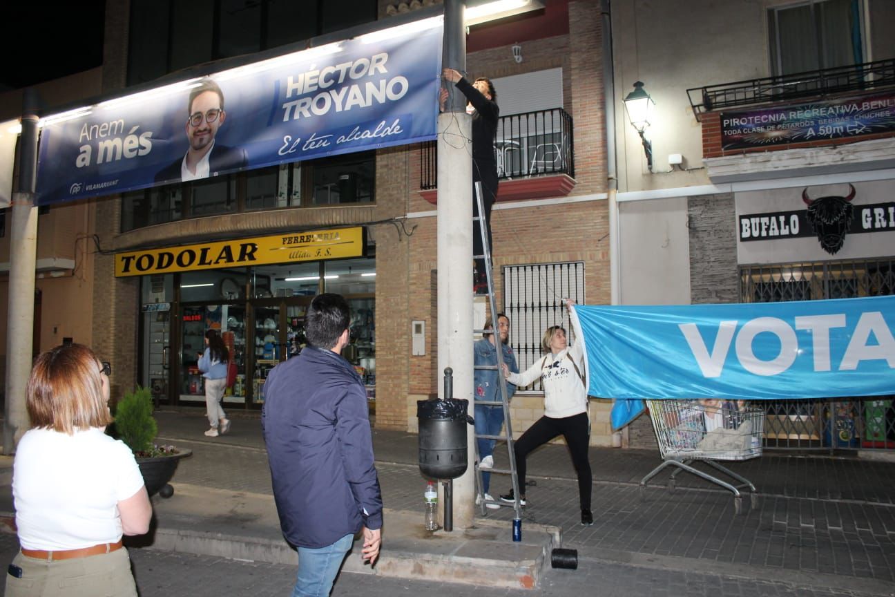 Noche de cuelga de carteles electorales en Camp de Túria