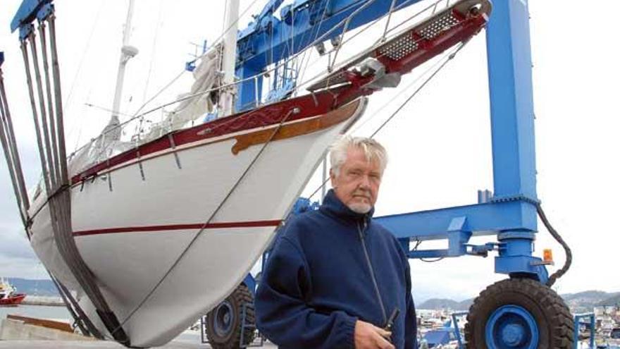 Christer ayer en la zona de varada del puerto de Bueu con su barco, el &quot;Marathon&quot; izado en la grúa.  // G.N.