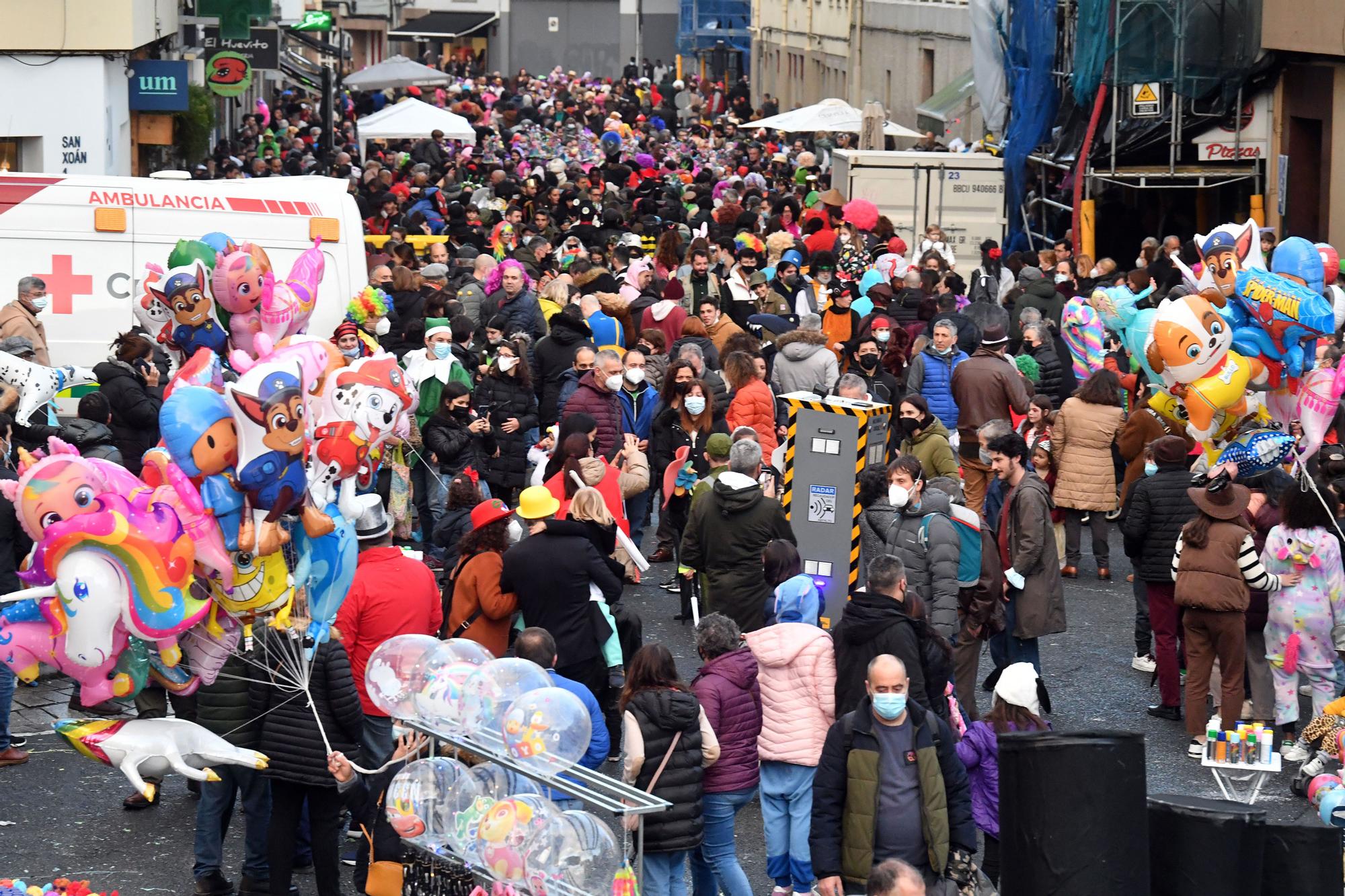 Martes de Carnaval: fiesta 'choqueira' en la calle de la Torre