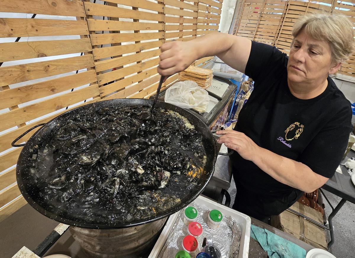 Preparación de chocos en su tinta en uno de los puestos de la fiesta redondelana