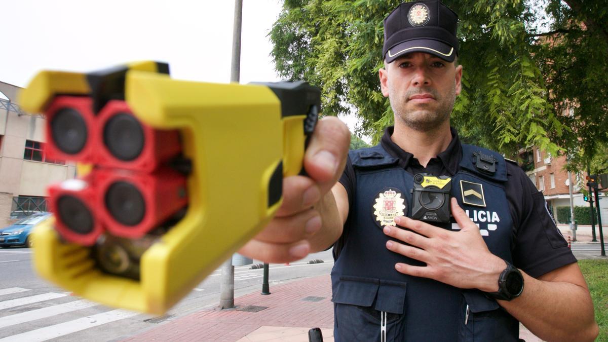 Un agente de la Policía Local de Murcia empuña una táser.