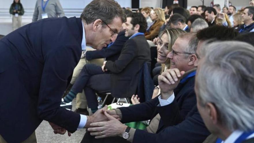 Alberto Núñez Feijóo saluda a Diego Canga, en el acto con candidatos municipales en Valencia.