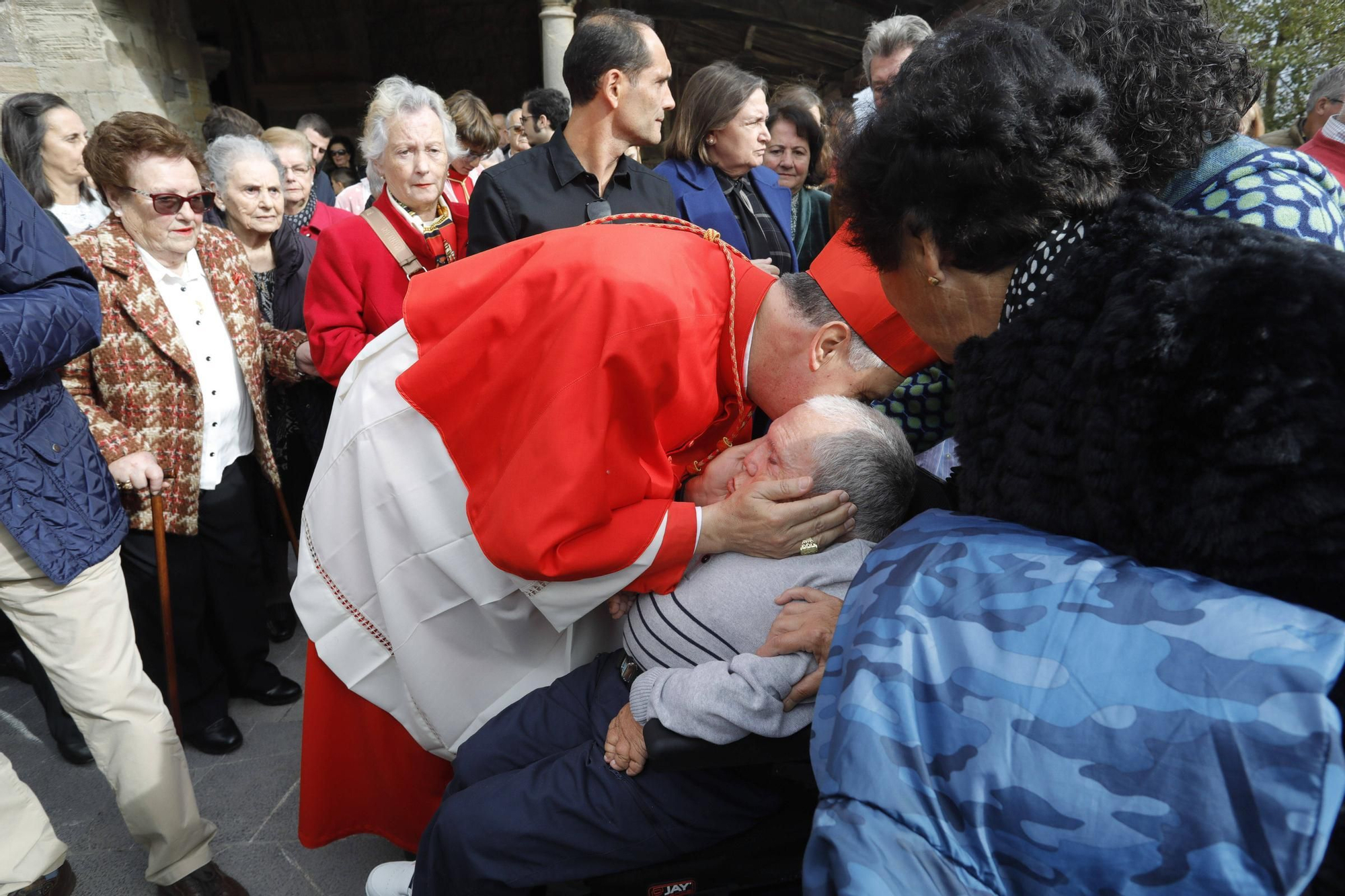 El cardenal Ángel Fernández Artime oficia la primera misa cardenalicia de Gozón en el día de Todos los Santos en la parroquia de Santa María de Luanco