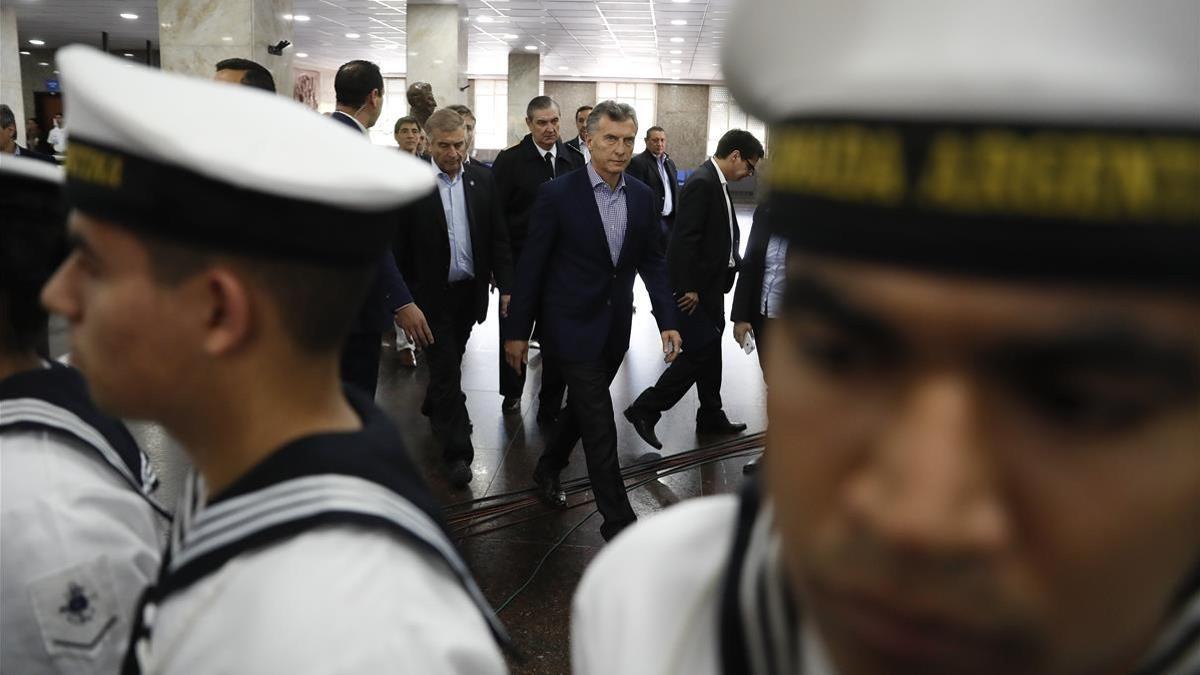 El presidente Macri (centro), a su llegada para una comparecencia institucional en la sede de la Armada, en Buenos Aires, el 24 de noviembre.