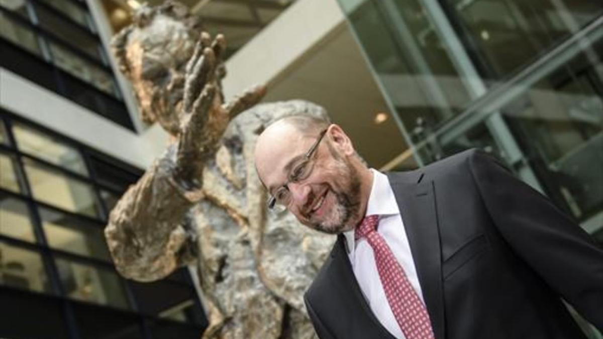 Schulz, junto a una estatua de Willy Brand, en la sede del partido, en enero.