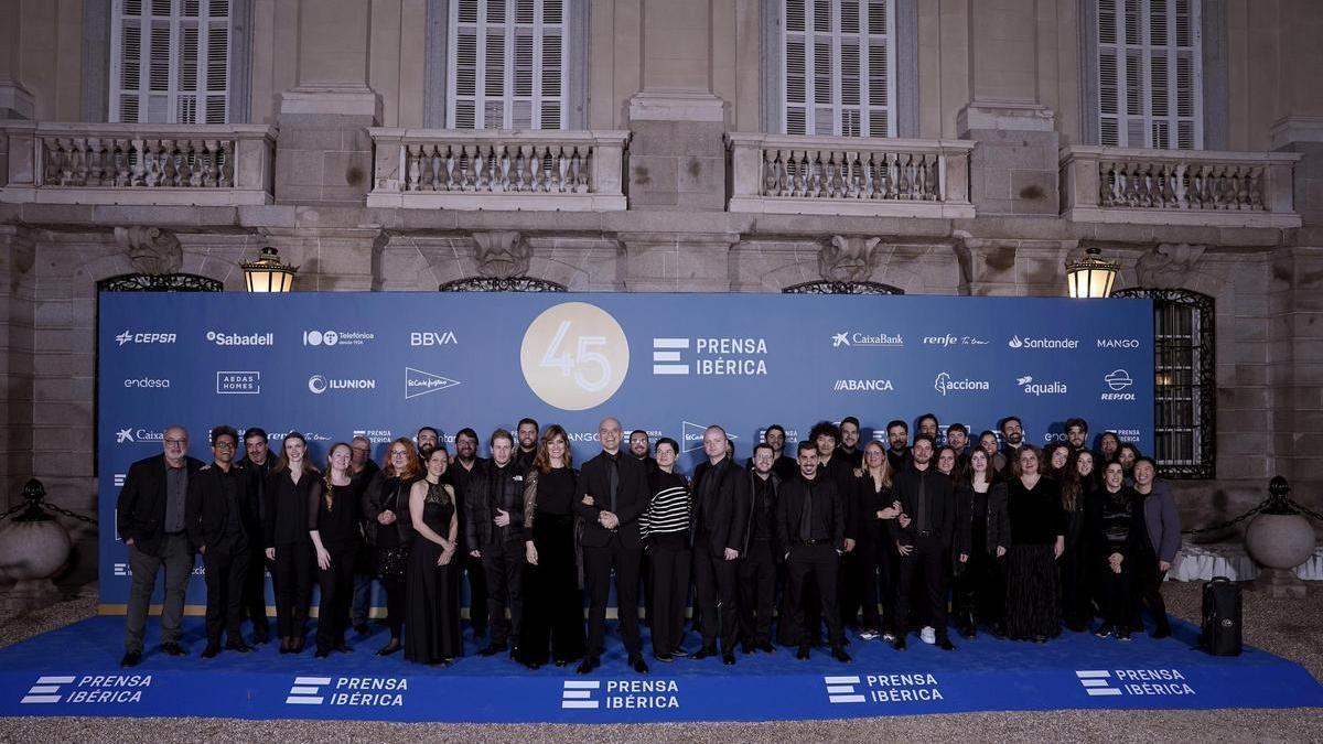 Los 42 músicos de la orquesta ADDA Simfònica de Alicante, dirigida por Josep Vicent, posan en el acto conmemorativo del 45 aniversario de Prensa Ibérica.