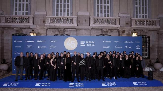 Los 42 músicos de la orquesta ADDA Simfònica de Alicante, dirigida por Josep Vicent, posan en el acto conmemorativo del 45 aniversario de Prensa Ibérica.