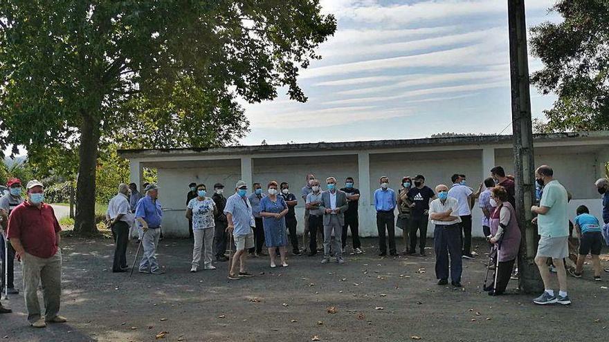 Taboada se reunió con los vecinos en el campo de la fiesta.