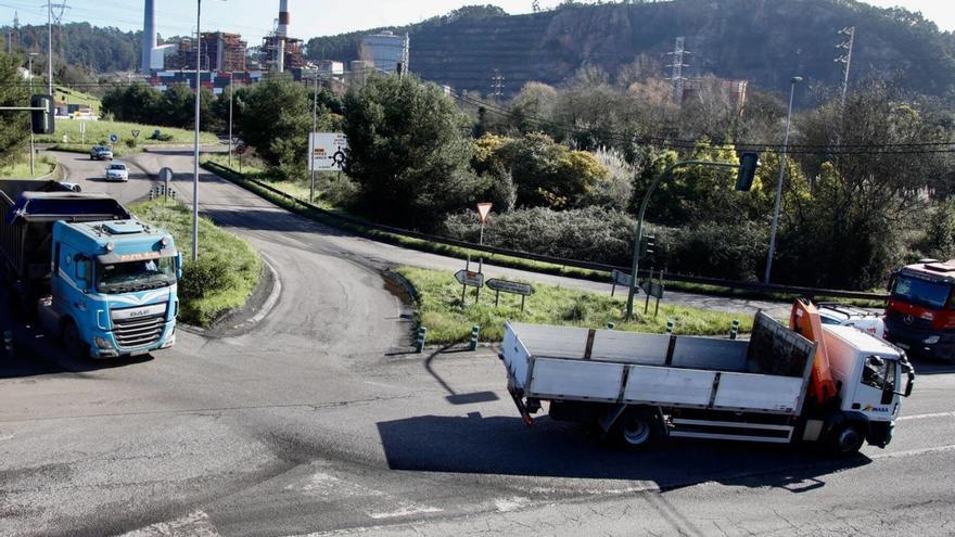 Camiones en el cruce de El Empalme, en Carreño.